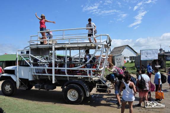 A Ana ocupa seu lugar no telhado do caminhão que nos levará embora de Cabo Polonio, no litoral do Uruguai
